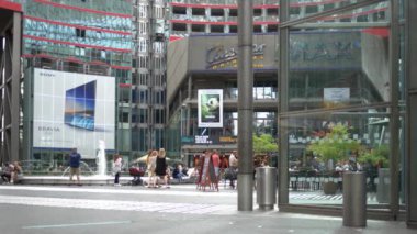 Yaz aylarında Berlin Potsdamer Platz Meydanı yakınında Kubbe Altında Turistler