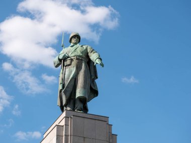 Berlin-Tiergarten'deki Sovyet Savaş Anıtı'nda Bir Sovyet Askeriheykeli