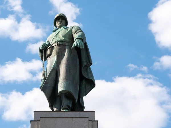 Estátua de um soldado soviético no Memorial da Guerra Soviética em Berlim-Tiergarten no verão — Fotografia de Stock