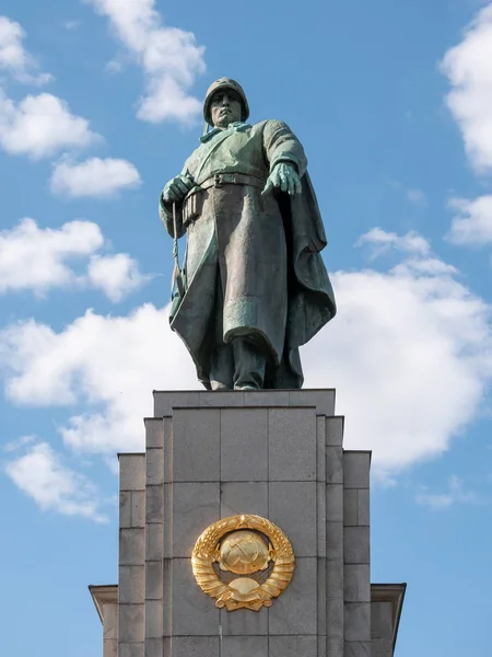 Estátua de um soldado soviético no Memorial da Guerra Soviética em Berlim-Tiergarten no verão — Fotografia de Stock