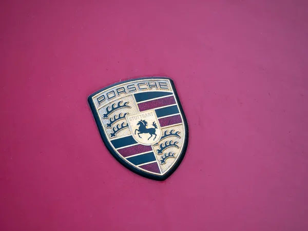 Logo Porsche na purpurowym samochodzie — Zdjęcie stockowe