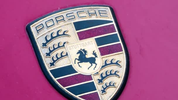 Logo typ av Porsche på en lila bil, zooma ut — Stockvideo