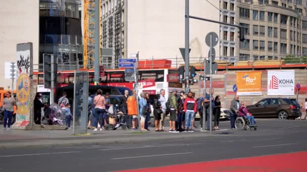 Traffic i turyści na światełkach na Potsdamer Platz w Berlinie, Niemcy — Wideo stockowe