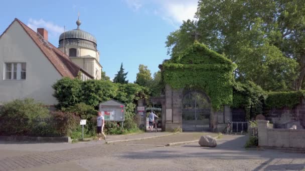 Vstupní brána starého svatého Matthewse Churchyard v Berlíně, Německo v létě — Stock video