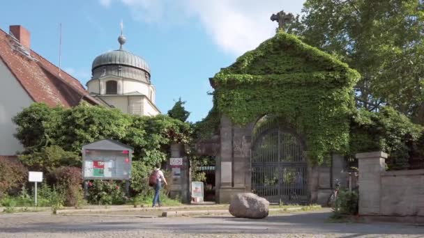 Πύλη εισόδου της παλαιάς εκκλησίας του Αγίου Μάθιους στο Βερολίνο, Γερμανία το καλοκαίρι — Αρχείο Βίντεο