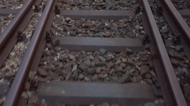 Järnvägs koncept: närbild på räls — Stockvideo