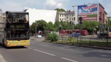 Berlin'de Sarı Bvg Otobüs Yavaş Hareket, Yaz aylarında Almanya