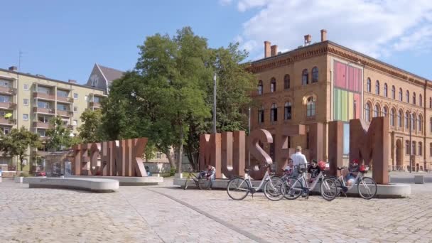 Letters In Front of Deutsches Technikmuseum, Museo Alemán de Tecnología — Vídeo de stock