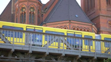 Berlin'de Luther Kilisesi Önünde Sarı Bvg U-Bahn Metro Tren