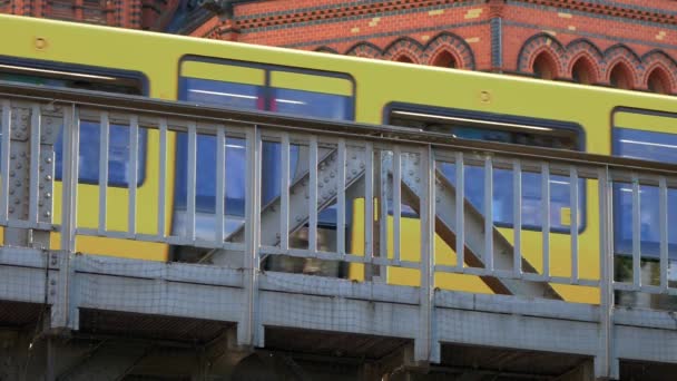 Train de métro jaune BVG U-Bahn devant l'église Luther à Berlin — Video