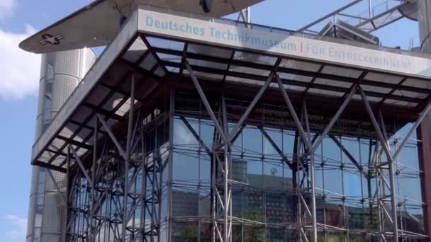 Deutsches Technikmuseum, Museo Alemán de Tecnología, en Berlín en verano — Vídeos de Stock