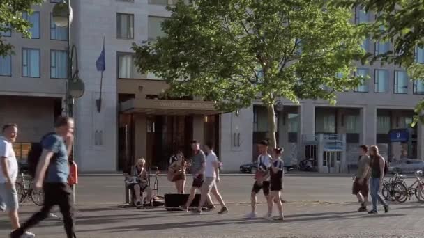 Berlin Kudamm Bulvarı'nda Sokak Müzisyenleri, Yaz Aylarında Akşam — Stok video