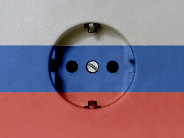 Elektriciteits concept: type F stopcontact met Russische vlag — Stockfoto