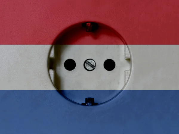 Elektriciteits concept: type F stopcontact met Nederlandse vlag — Stockfoto