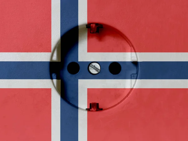 Concepto de electricidad: toma de corriente tipo F con bandera de Noruega —  Fotos de Stock