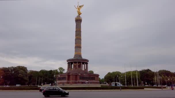 Verkehr an der Siegessäule in Berlin, Deutschland im Sommer — Stockvideo