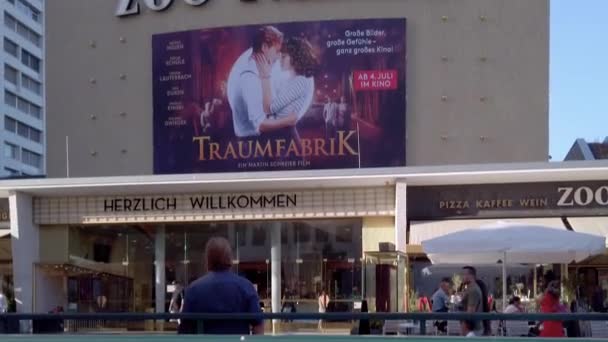 Bij de ingang van de beroemde Zoopalast Cinema in Berlijn, tilt up shot — Stockvideo