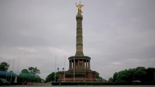 Time Lapse: Tráfico en la Columna de la Victoria en Berlín, Alemania en verano — Vídeos de Stock