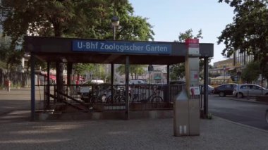 Berlin'de Metro İstasyonu Zoologischer Garten Girişinde Trafik