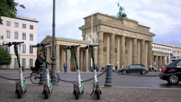 Motordrivna elektriska skotrar vid Brandenburger Tor i Berlin, Tyskland på sommaren — Stockvideo