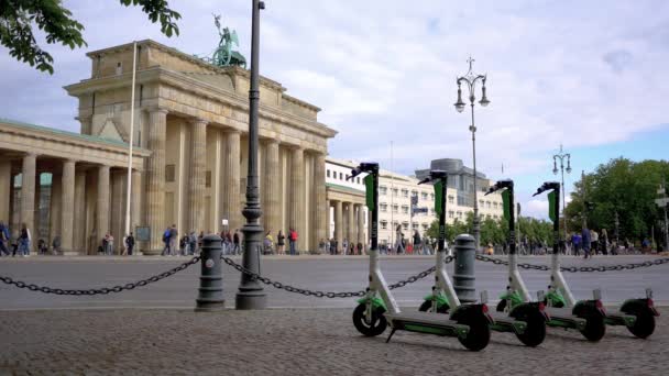 Μηχανοκίνητα ηλεκτρικά σκούτερ στην πύλη του Βραδεμβούργο στο Βερολίνο, Γερμανία το καλοκαίρι — Αρχείο Βίντεο