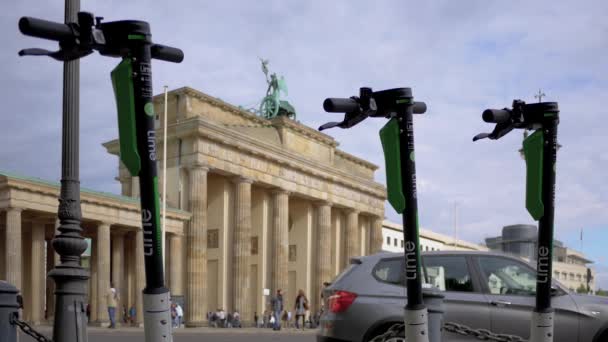 Scooters électriques motorisés à la porte de Brandebourg à Berlin, Allemagne en été — Video