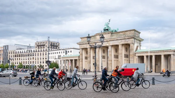 骑自行车骑自行车在勃兰登堡门在柏林，德国夏天 — 图库照片