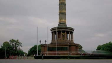 Zaman Atlamalı: Berlin'de Zafer Sütununda Trafik, Yaz aylarında Almanya