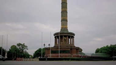 Zaman Atlamalı: Berlin'de Zafer Sütununda Trafik, Yaz aylarında Almanya