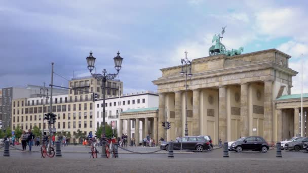 Ciclistas montando bicicletas en la puerta de Brandenburgo en Berlín, Alemania en verano — Vídeos de Stock