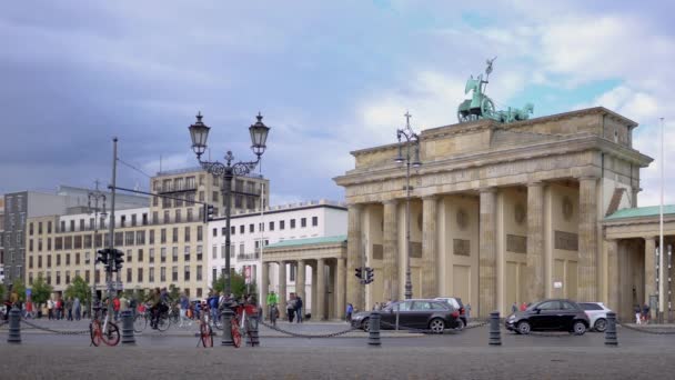 Verkeer aan verkeerslichten bij Brandenburger Tor in Berlijn, Duitsland in de zomer — Stockvideo