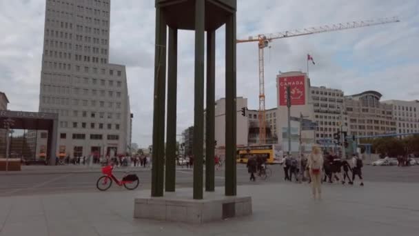 El famoso reloj en Potsdamer Platz en Berlín en verano, se disparó — Vídeo de stock