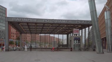 Berlin Potsdamer Platz Metro İstasyonu Ana Girişinde, Almanya