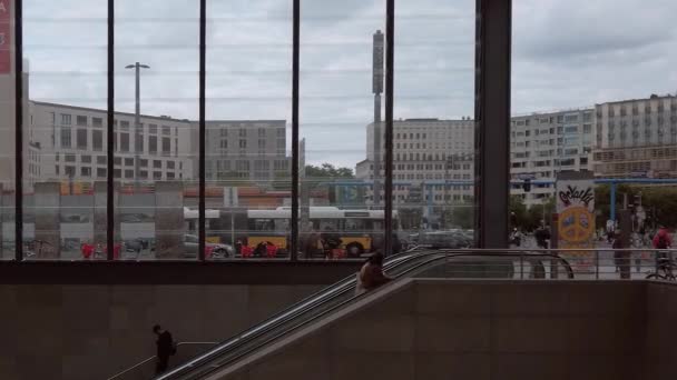 Na hlavním vchodu do stanice metra Postupsdamer Platz v Berlíně, Německo — Stock video