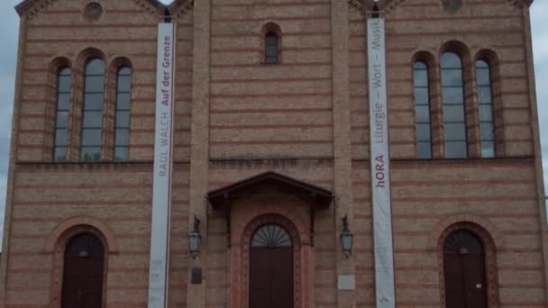ネオ・ロマネスク・セント・マシュー教会(ドイツ、ベルリン、チルトアップショット) — ストック動画