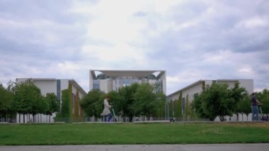 Motorlu Elektrikli Scooter Berlin Bundeskanzleramt Önünde, Almanya