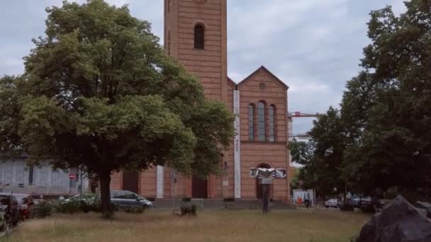 新罗马式圣马修教堂在柏林，德国，倾斜向上拍摄 — 图库视频影像