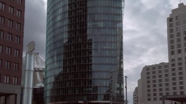 Den Bahntower på Potsdamer Platz i Berlin på sommaren, Tilt upp skott — Stockvideo