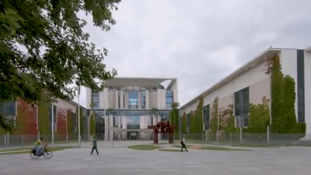 Tourists And Cyclists In Front of The Bundeskanzleramt In Berlin, Germany — Stock Video