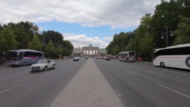 Timelapse lopen naar Brandenburger Tor in Berlijn, Duitsland in de zomer — Stockvideo