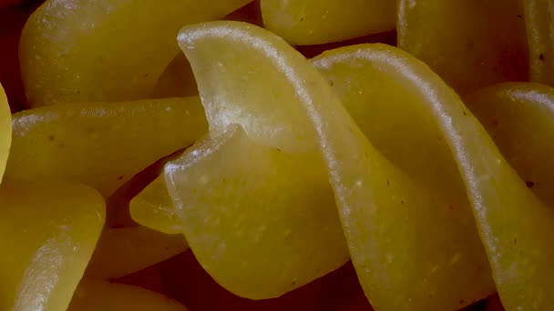 Makro närbild av Fusilli pasta, Pan shot — Stockvideo