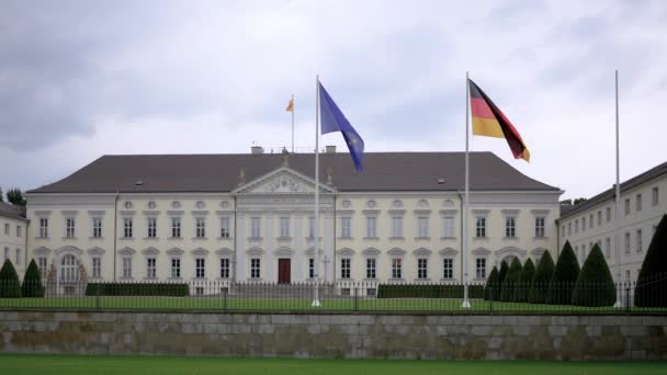 Флаг ЕС и Германии развевается в замке Бельвью в Берлине, Германия — стоковое видео
