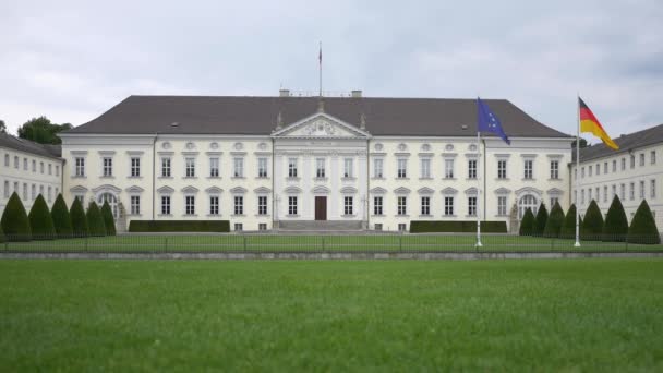 La bandiera dell'UE e della Germania sventola allo Schloss Bellevue di Berlino, Germania — Video Stock