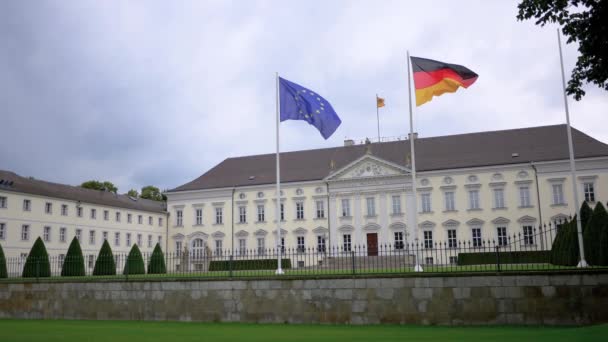 EU- und Deutschlandfahne am Schloss Bellevue in Berlin, Deutschland — Stockvideo