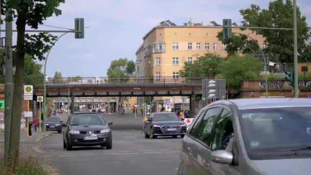 Timelapse: El tráfico y el autobús amarillo BVG en los puentes Yorckstrasse en Berlín — Vídeos de Stock