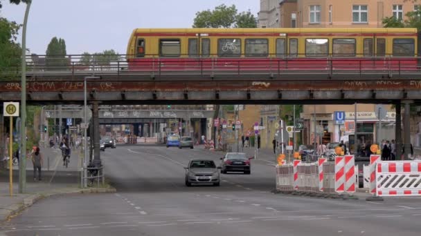 Provoz a vlak S-Bahn na historickém mostu na historických Yorckstrasse v Berlíně, Německo — Stock video