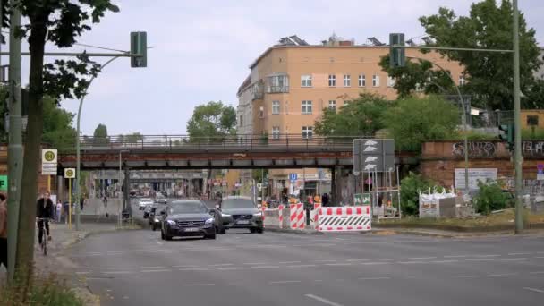 TimeLapse: közlekedési és S-Bahn vonat a Yorckstrasse hidak Berlinben — Stock videók