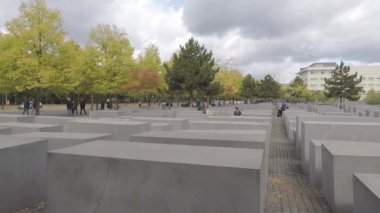 Sonbaharda Berlin, Almanya'da Öldürülen Avrupa Yahudileri Anıtı