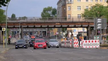 Berlin, Almanya 'Daki tarihi Yorckstrasse köprüleri 'nde trafik
