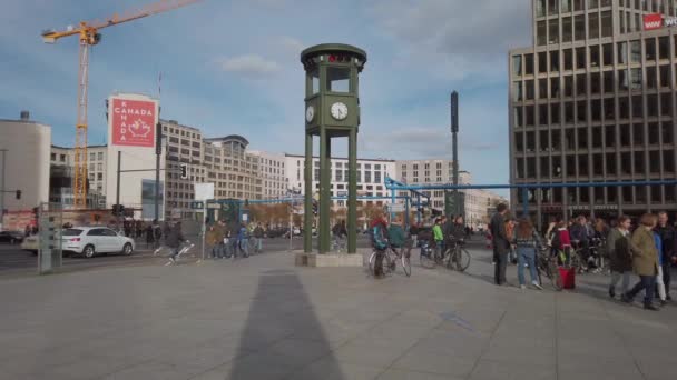 Знаменитые часы на Потсдамской площади в Берлине летом — стоковое видео